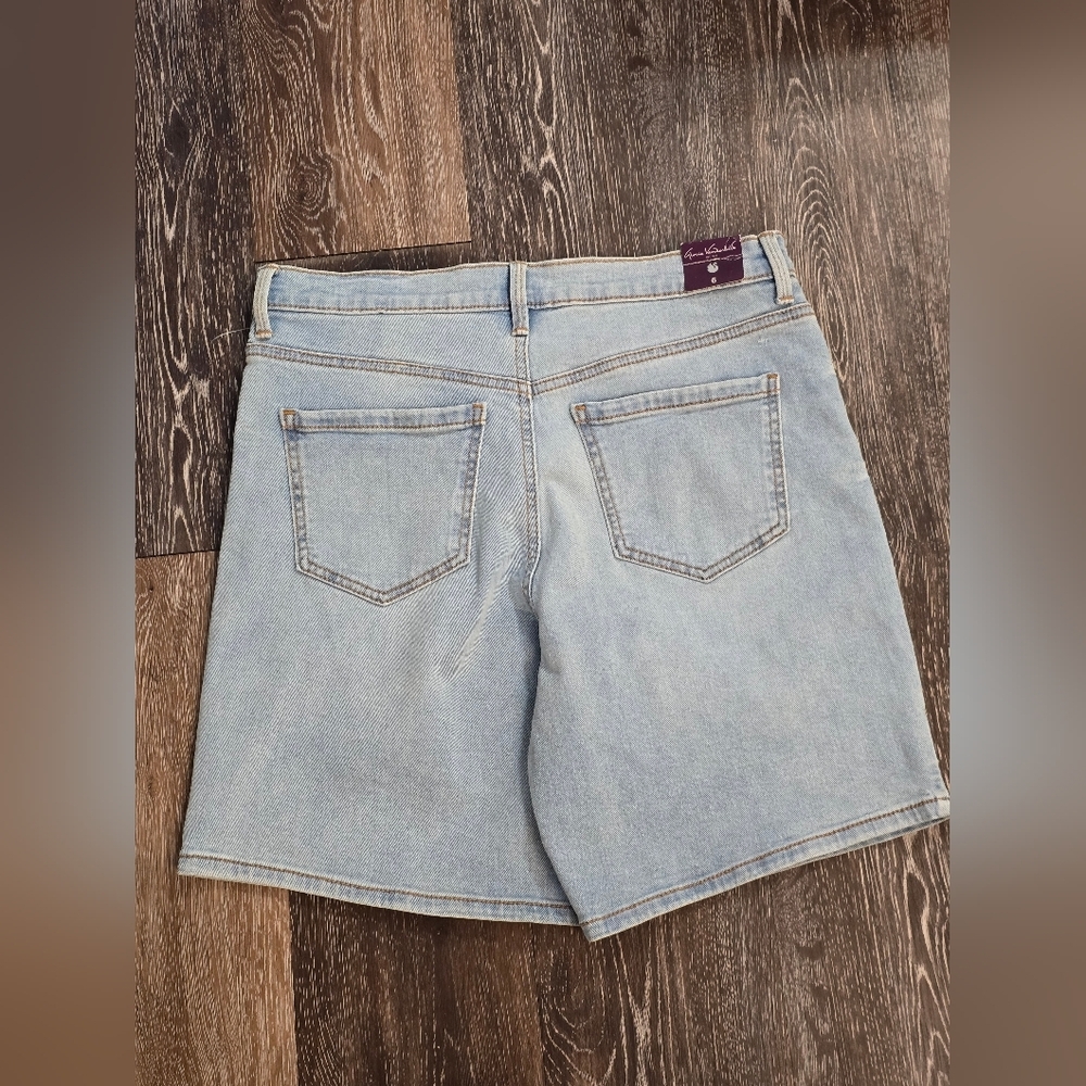 Cool off in Gloria Vanderbilt's relaxed denim shorts various sizes - Picture 5 of 9